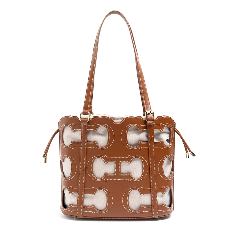 CH Tote Bag Cutout Logo Large  - Luxury Bags Logo recension och pris