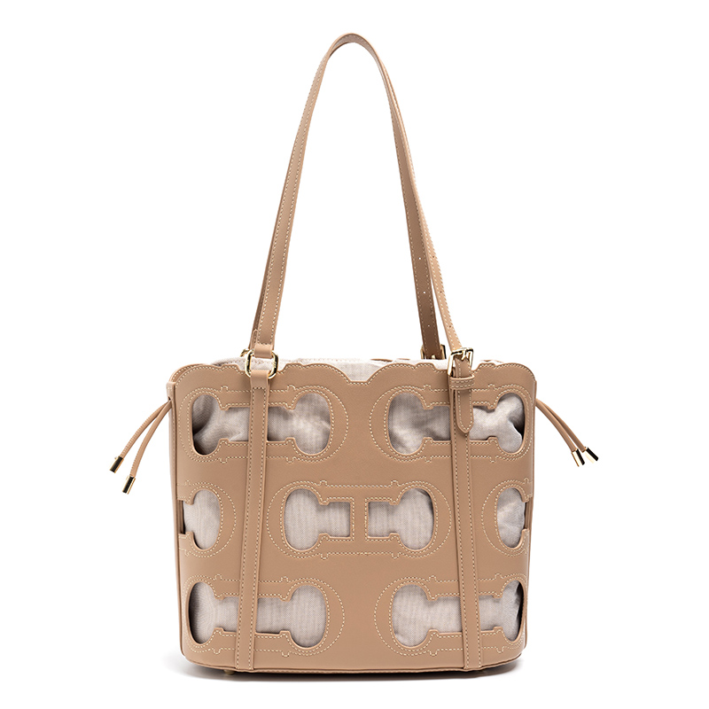 CH Tote Bag Cutout Logo Large  - Luxury Bags Logo recension och pris