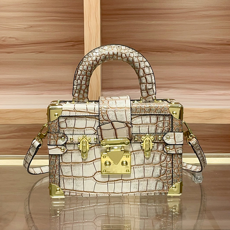Fashionable Letter Logo Design - Luxury Bags Logo recension och pris