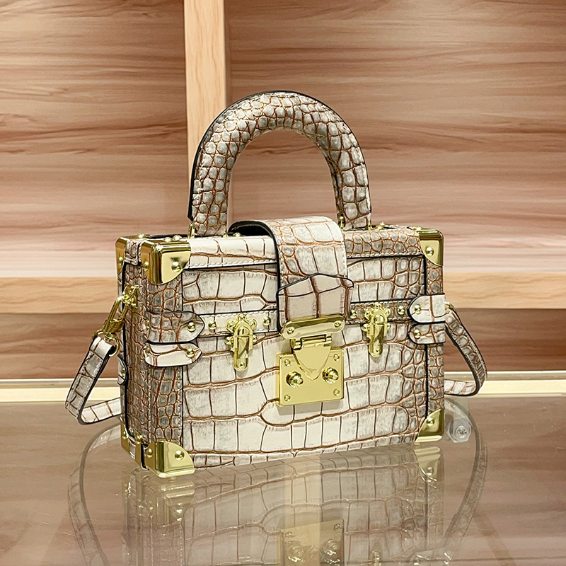 Fashionable Letter Logo Design - Luxury Bags Logo recension och pris